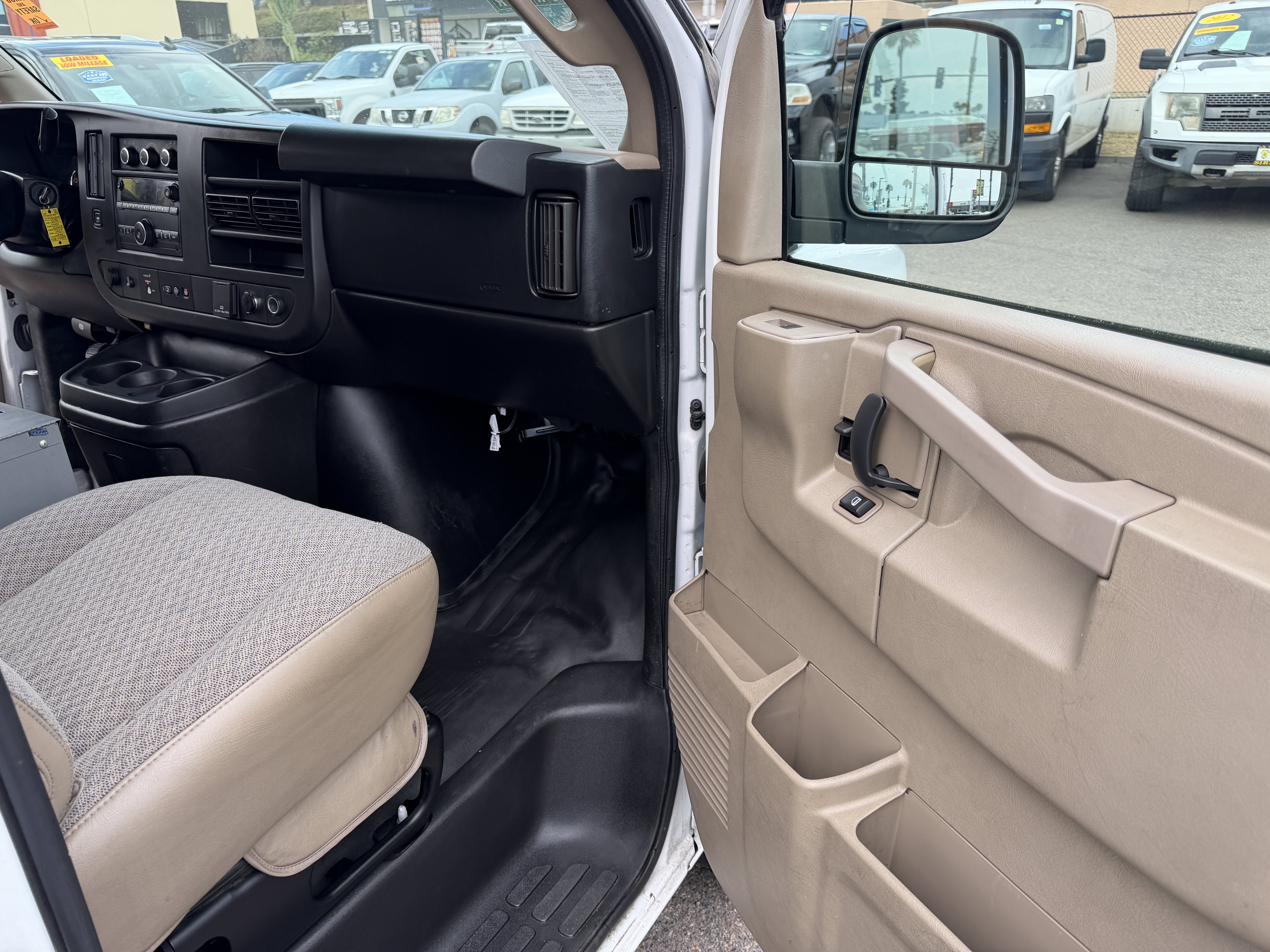 Used 2017 Chevrolet Express 3500 Extended RWD image 12