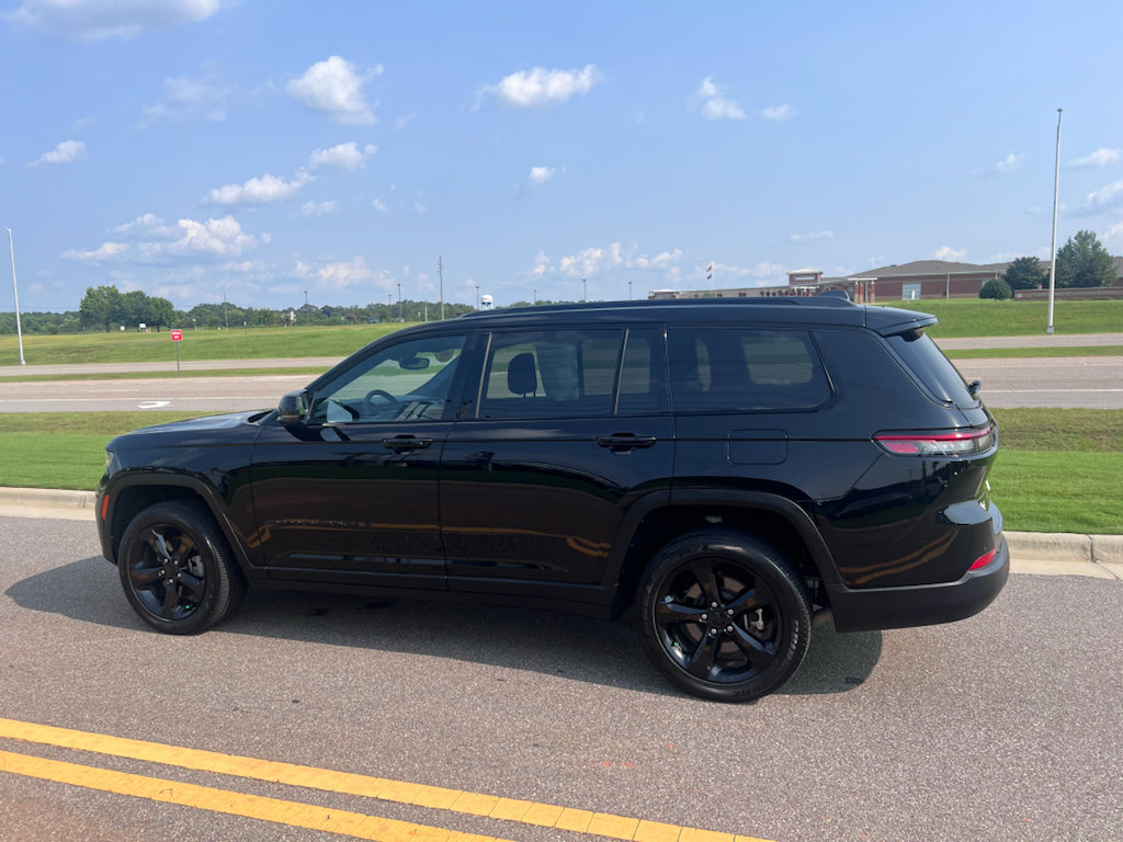 Used 2024 Jeep Grand Cherokee L Altitude RWD image 7