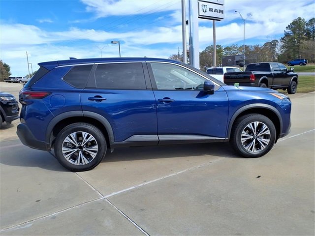 Used 2023 Nissan Rogue SV image 2
