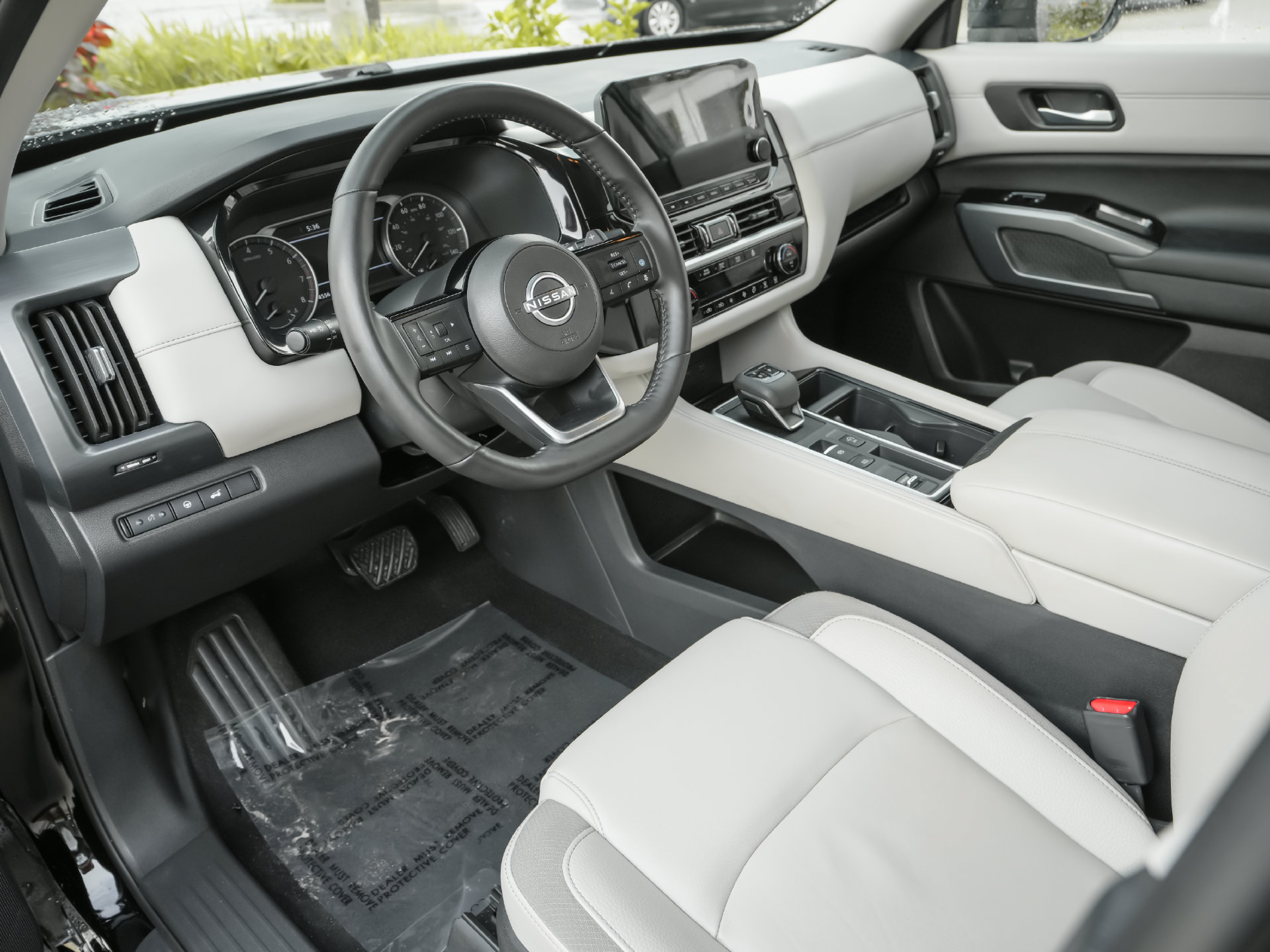Used 2025 Nissan Pathfinder SL FWD image 4