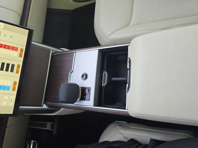 Certified 2024 Land Rover Range Rover SE image 25