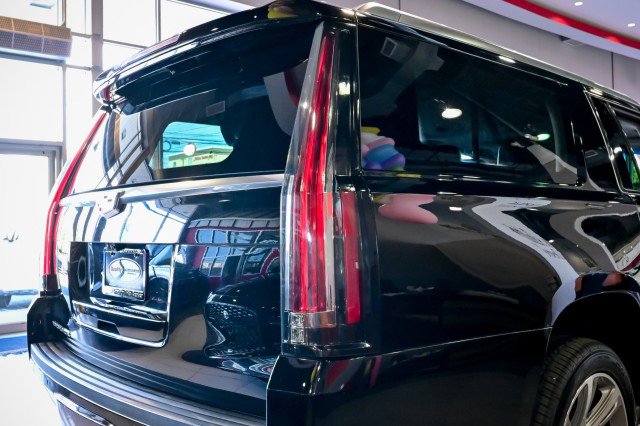 Used 2018 Cadillac Escalade ESV Luxury AWD/4WD image 11
