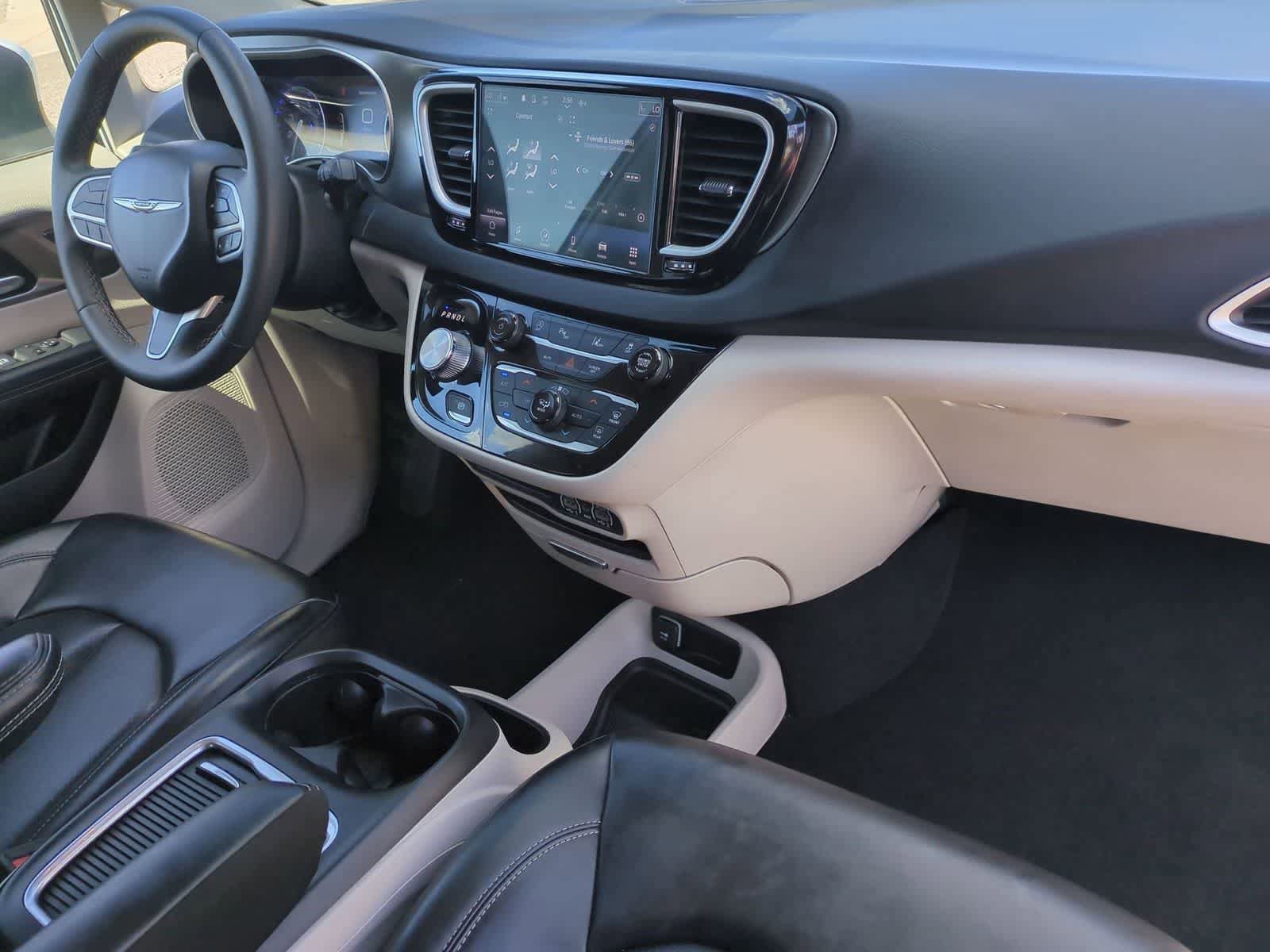 Used 2023 Chrysler Pacifica Touring-L FWD image 27