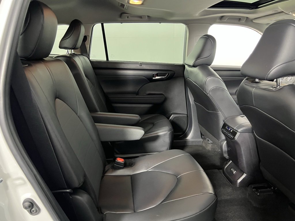 Used 2025 Toyota Highlander XLE image 30