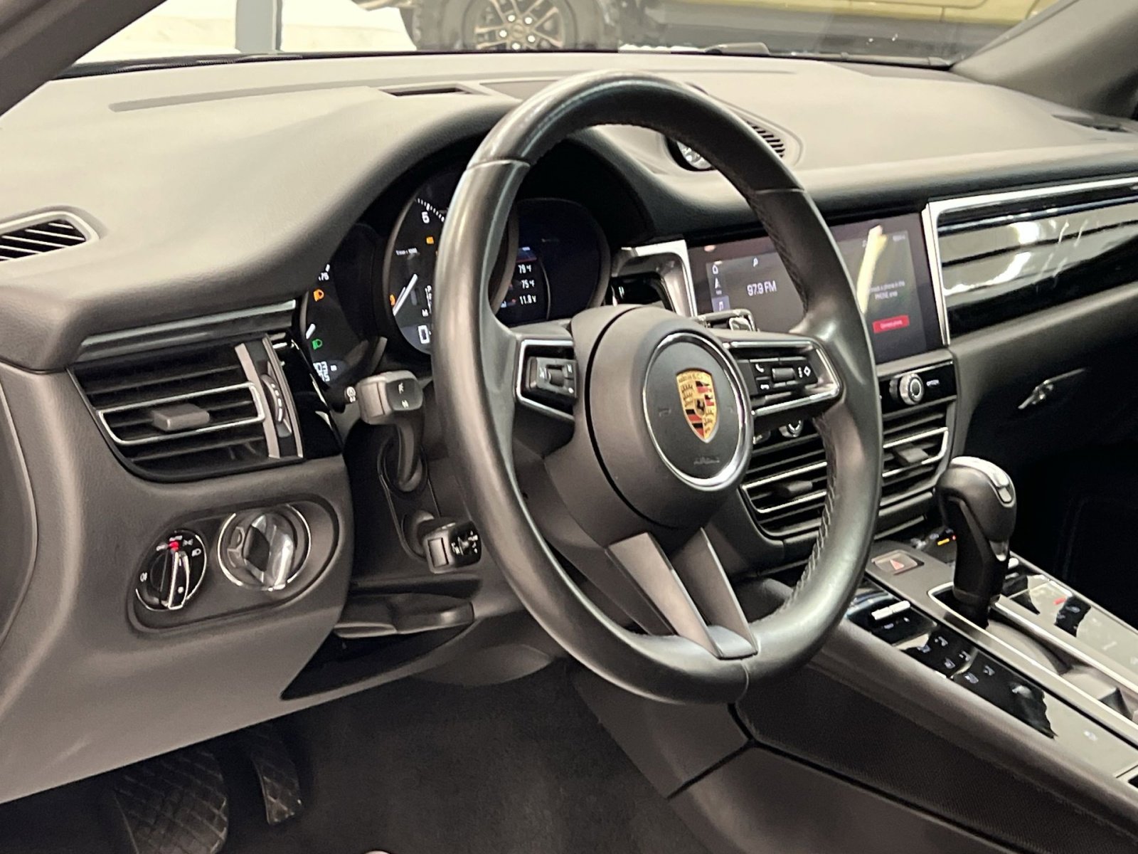 Used 2024 Porsche Macan Base image 15