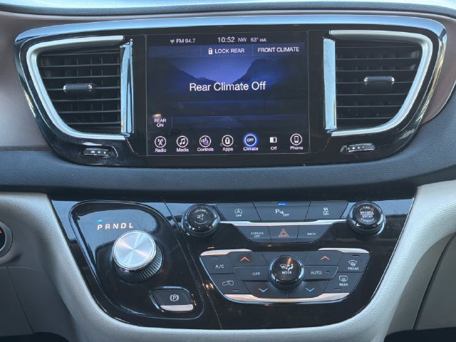 Used 2017 Chrysler Pacifica Touring-L FWD image 17