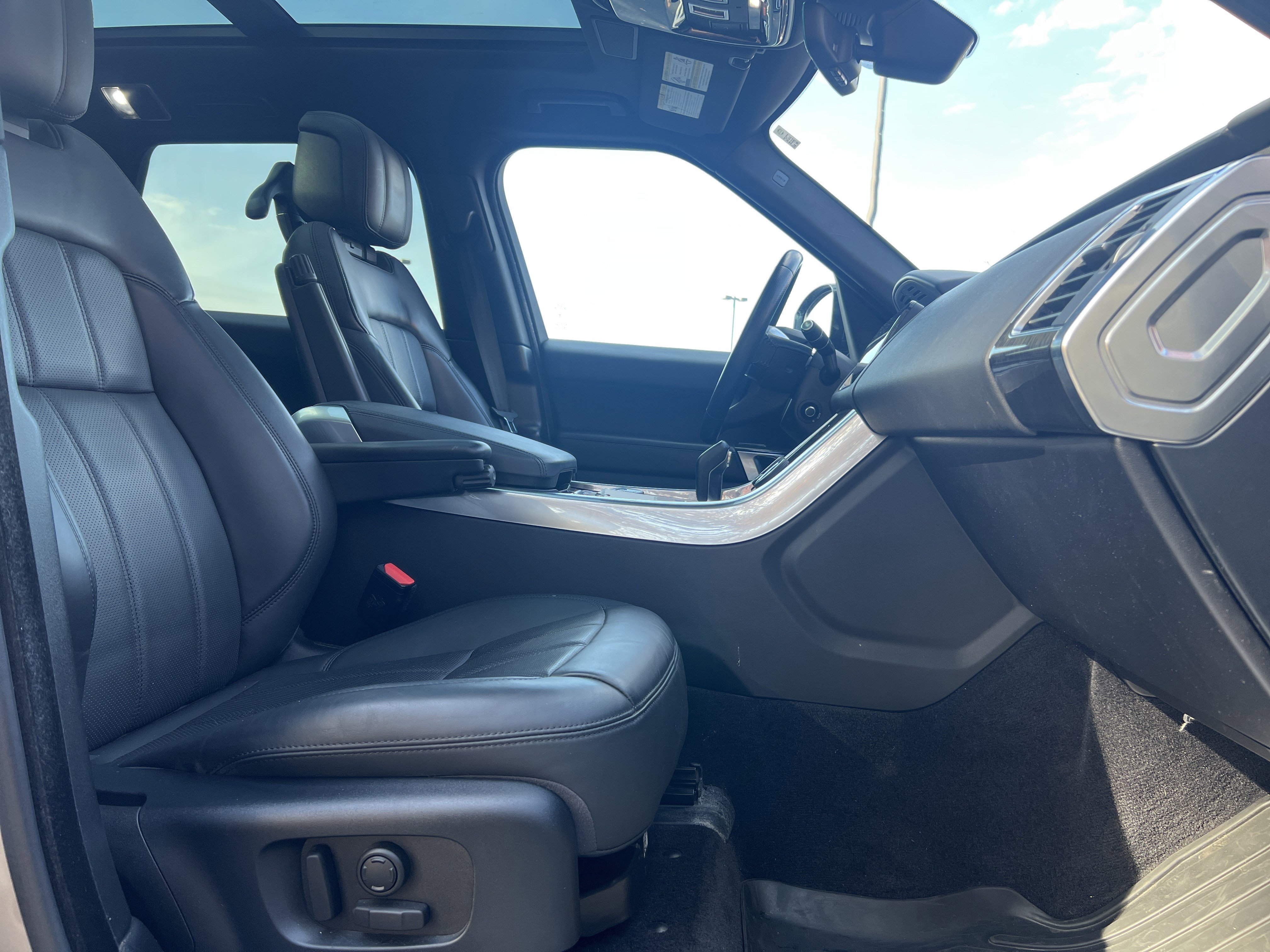 Used 2020 Land Rover Range Rover Sport HSE image 27