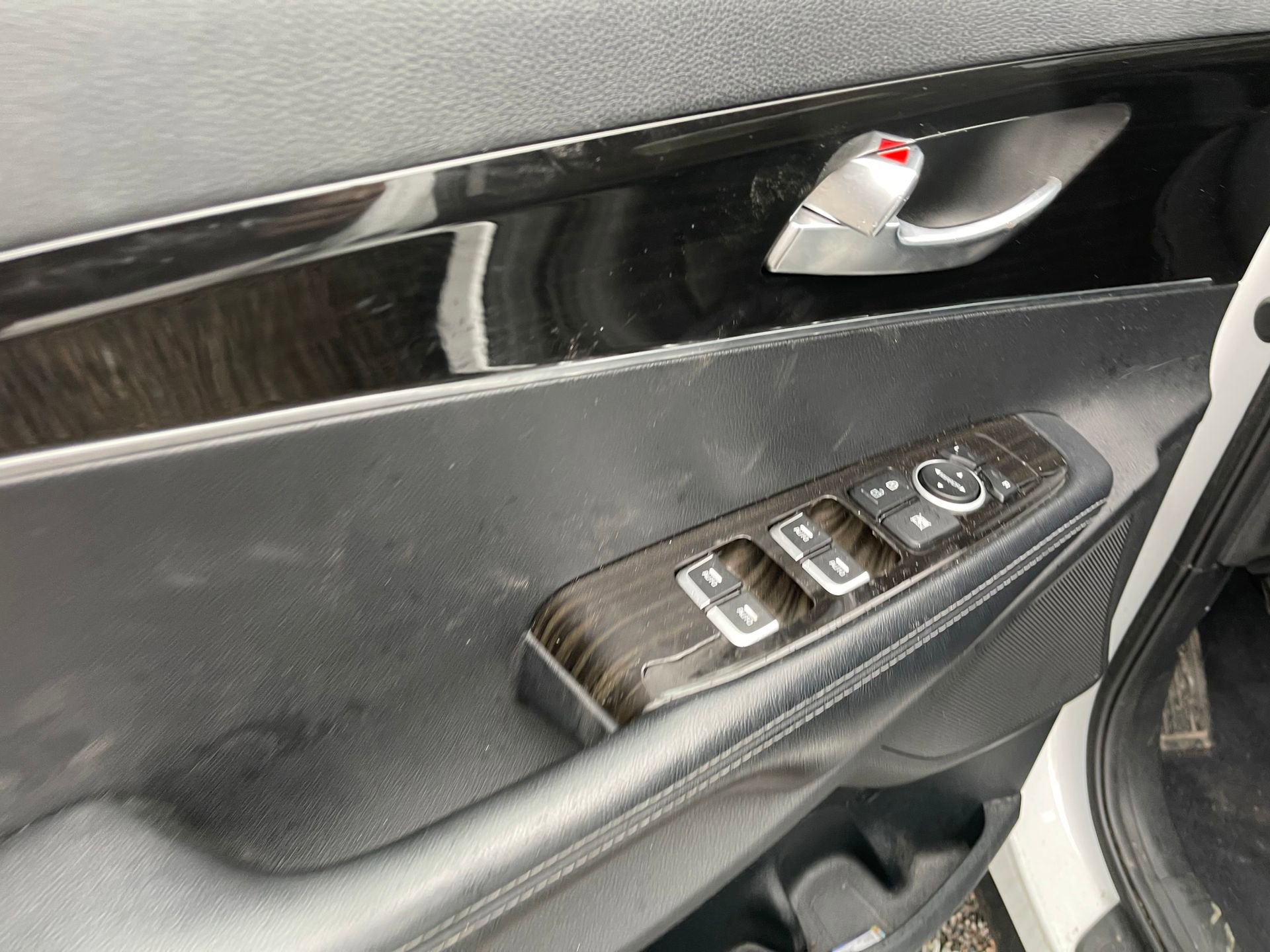 Used 2020 Kia Sorento LX image 12