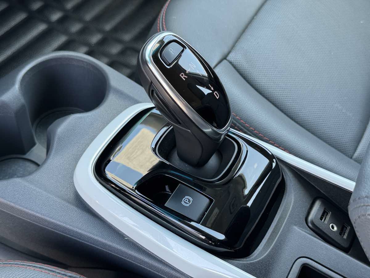 Used 2019 Chevrolet Bolt Premier w/ Infotainment Package FWD image 24