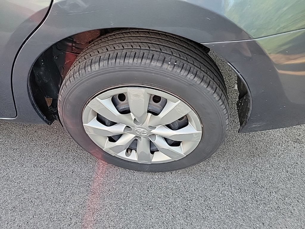Used 2014 Toyota Corolla LE FWD image 5