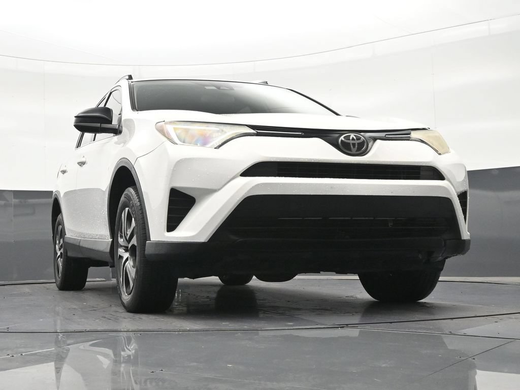 Used 2018 Toyota RAV4 LE FWD image 29