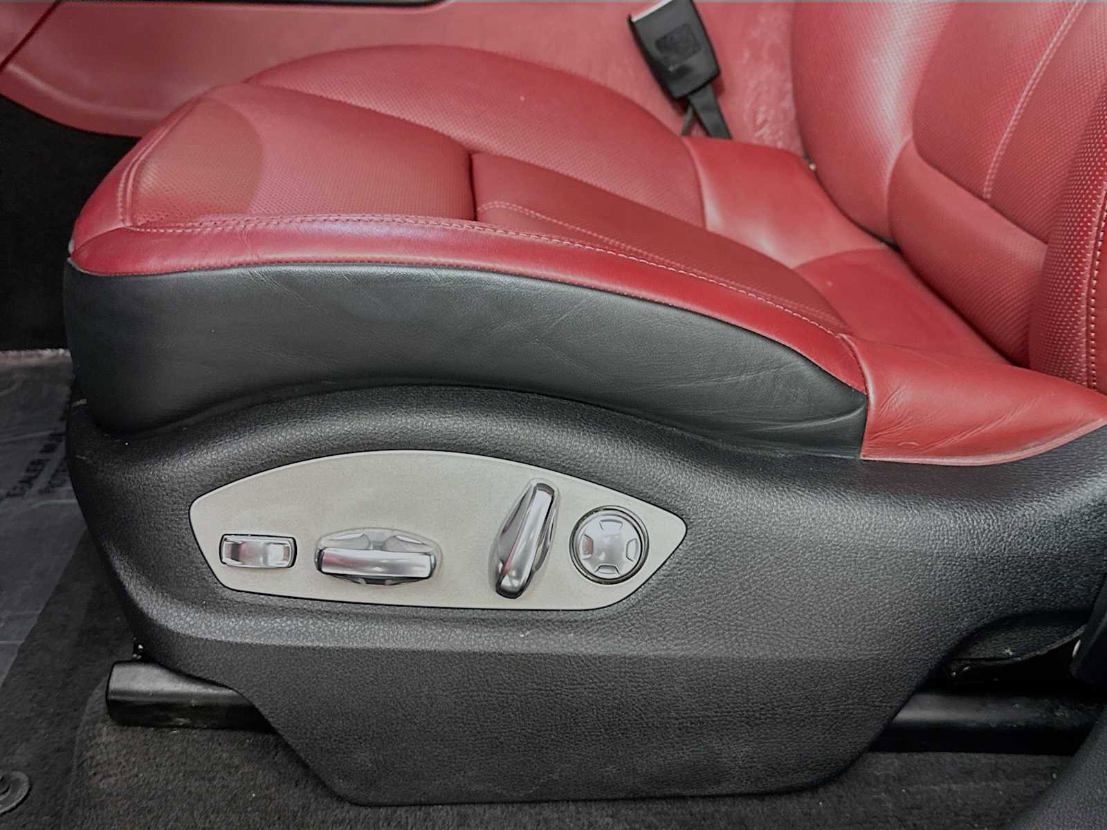 Certified 2022 Porsche Macan image 13