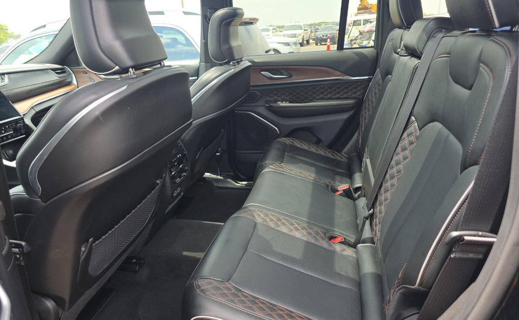 Used 2025 Jeep Grand Cherokee Summit w/ Obsidian Package AWD/4WD image 8