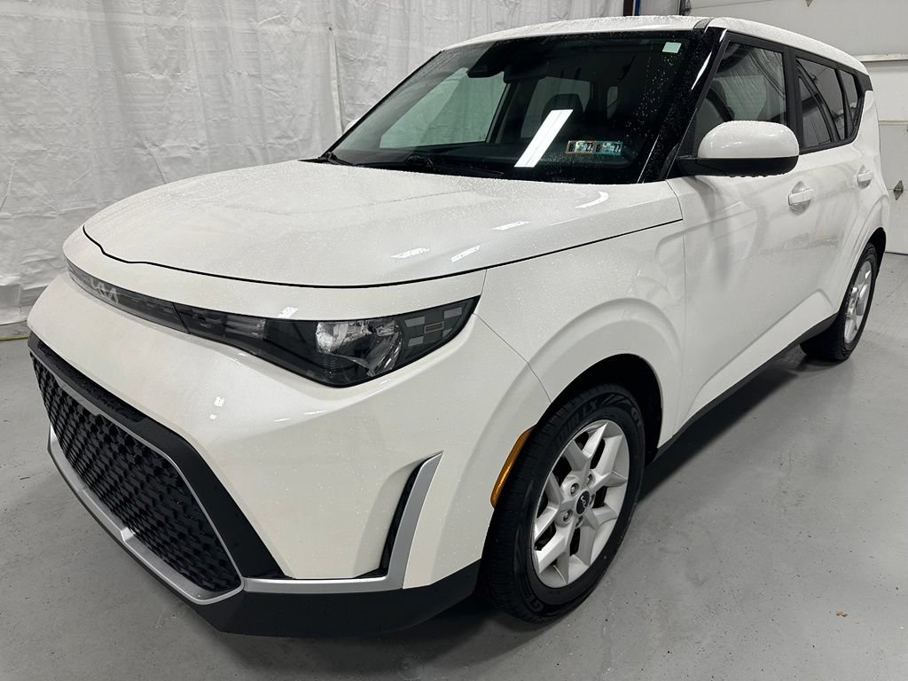 Used 2023 Kia Soul LX w/ LX Technology Package FWD image 3