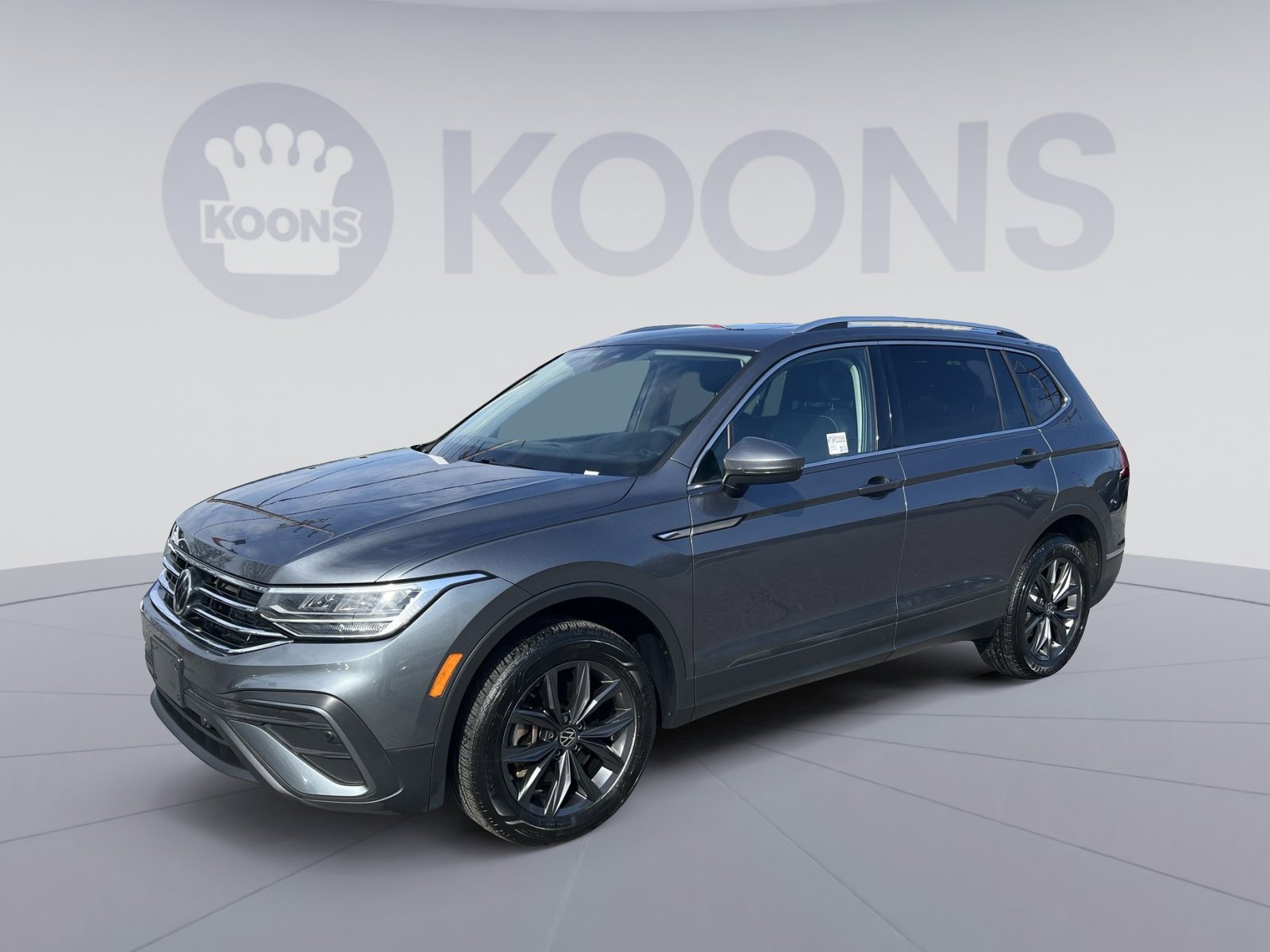 Used 2023 Volkswagen Tiguan SE image 1