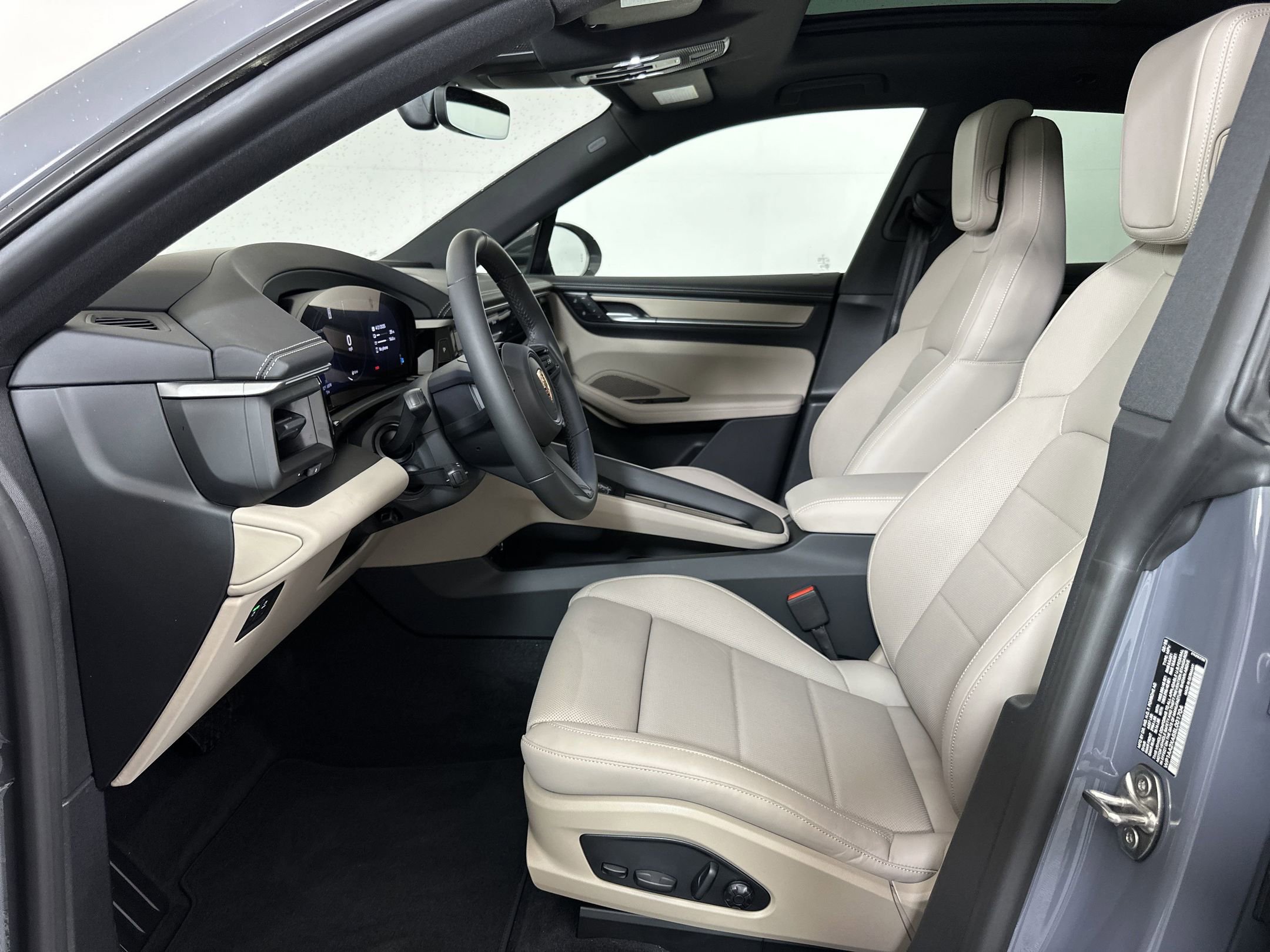 Used 2025 Porsche Macan 4 Electric image 5