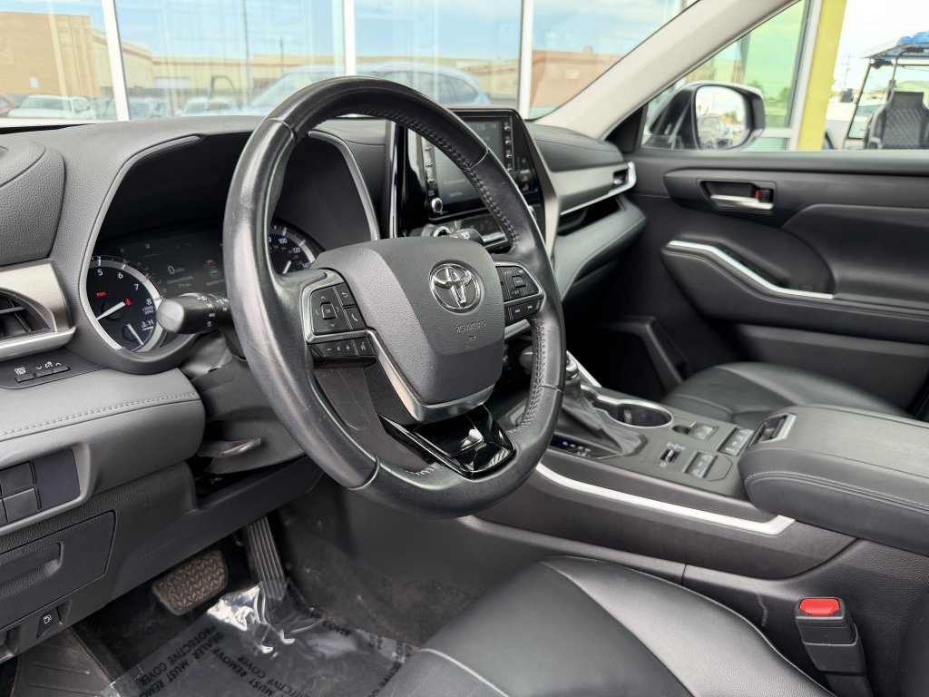 Used 2021 Toyota Highlander XLE AWD/4WD image 27