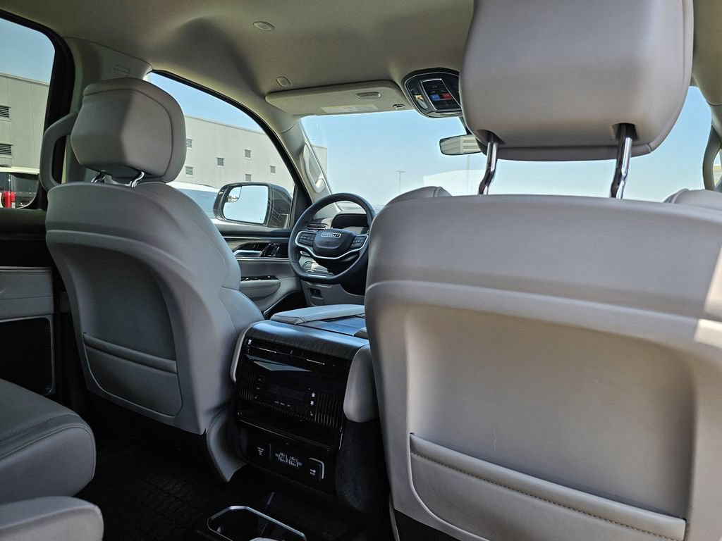 Used 2024 Jeep Wagoneer Series III AWD/4WD image 15