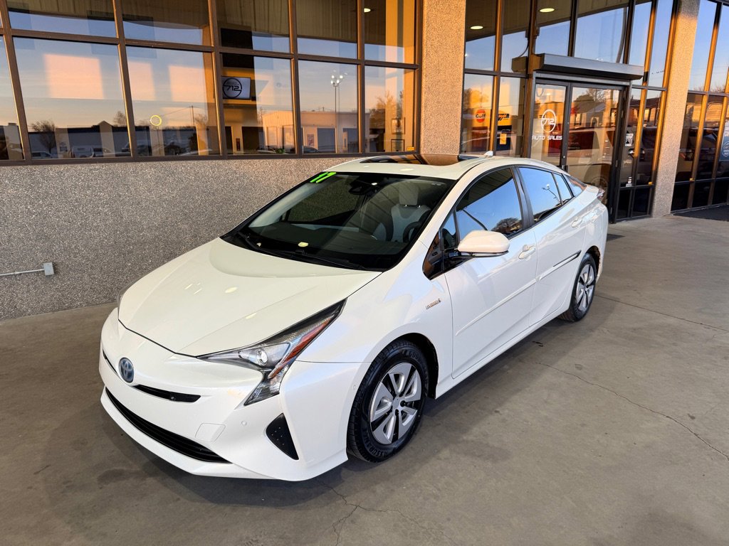 Used 2017 Toyota Prius Three w/ Advanced Technology Package image 1