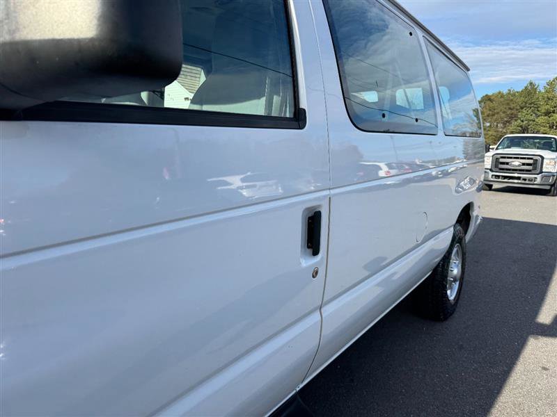 Used 2009 Ford E-350 and Econoline 350 Super Duty Wagon image 15