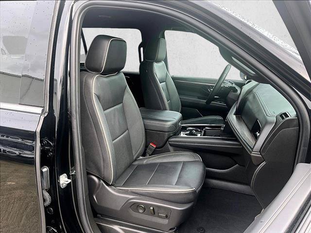 Used 2025 Chevrolet Suburban Premier RWD image 9