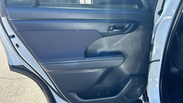 Used 2024 Toyota Highlander LE FWD image 14