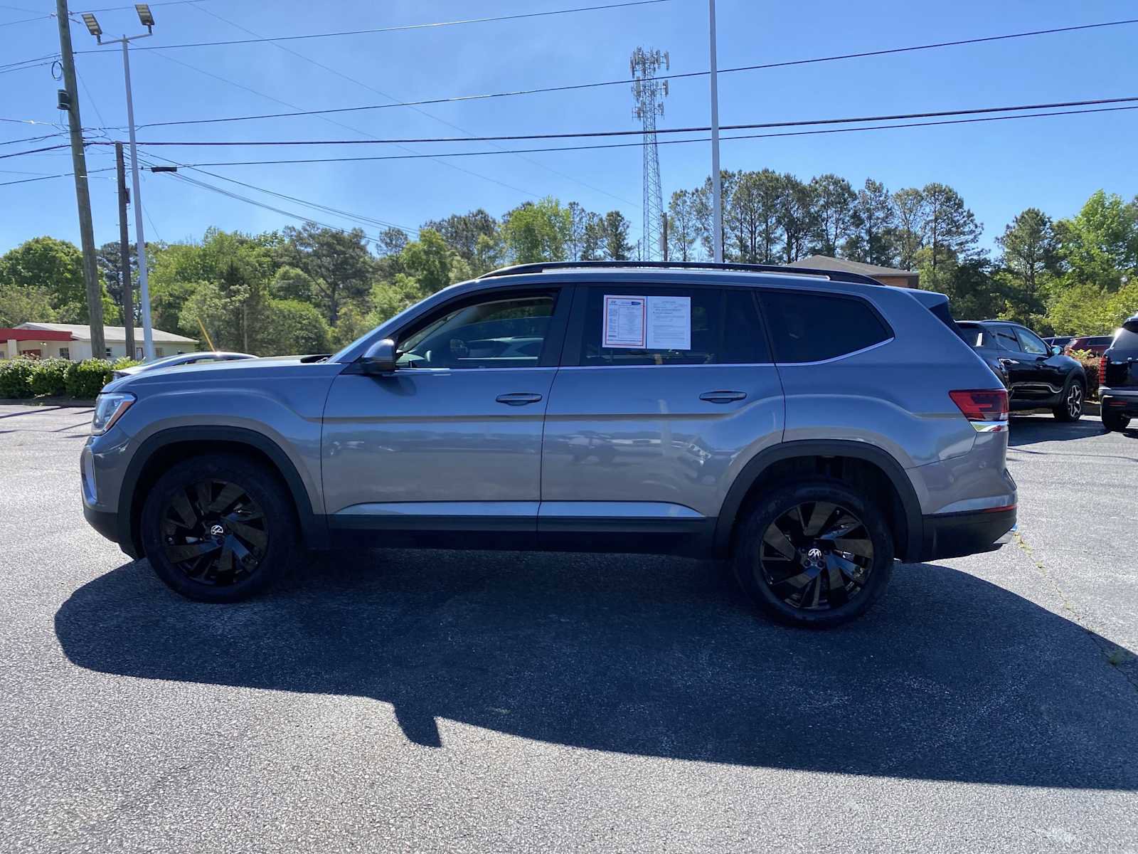 Used 2024 Volkswagen Atlas SE w/ Black Wheel Package image 8