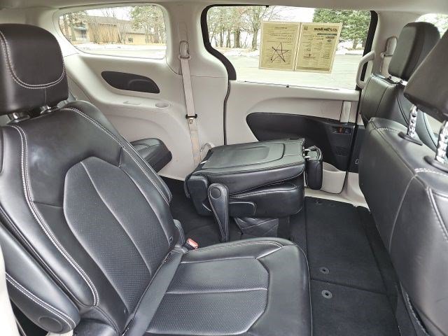 Used 2024 Chrysler Pacifica Touring-L image 16