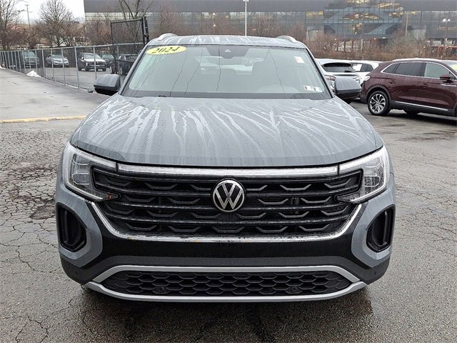 Used 2024 Volkswagen Atlas Cross Sport SE w/ Panoramic Sunroof Package image 2