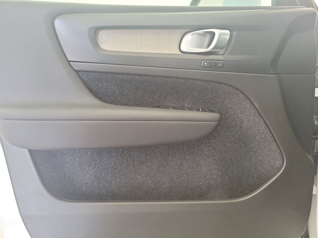 Used 2025 Volvo XC40 B5 Core image 21