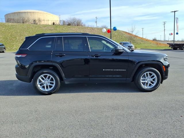 Used 2023 Jeep Grand Cherokee Laredo image 4
