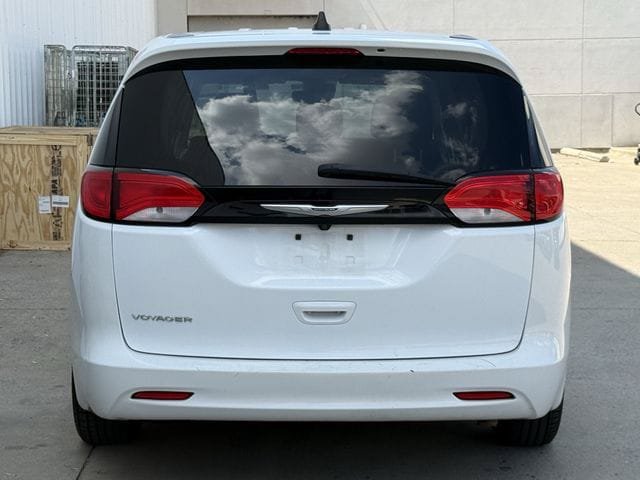 Used 2023 Chrysler Voyager LX FWD image 5