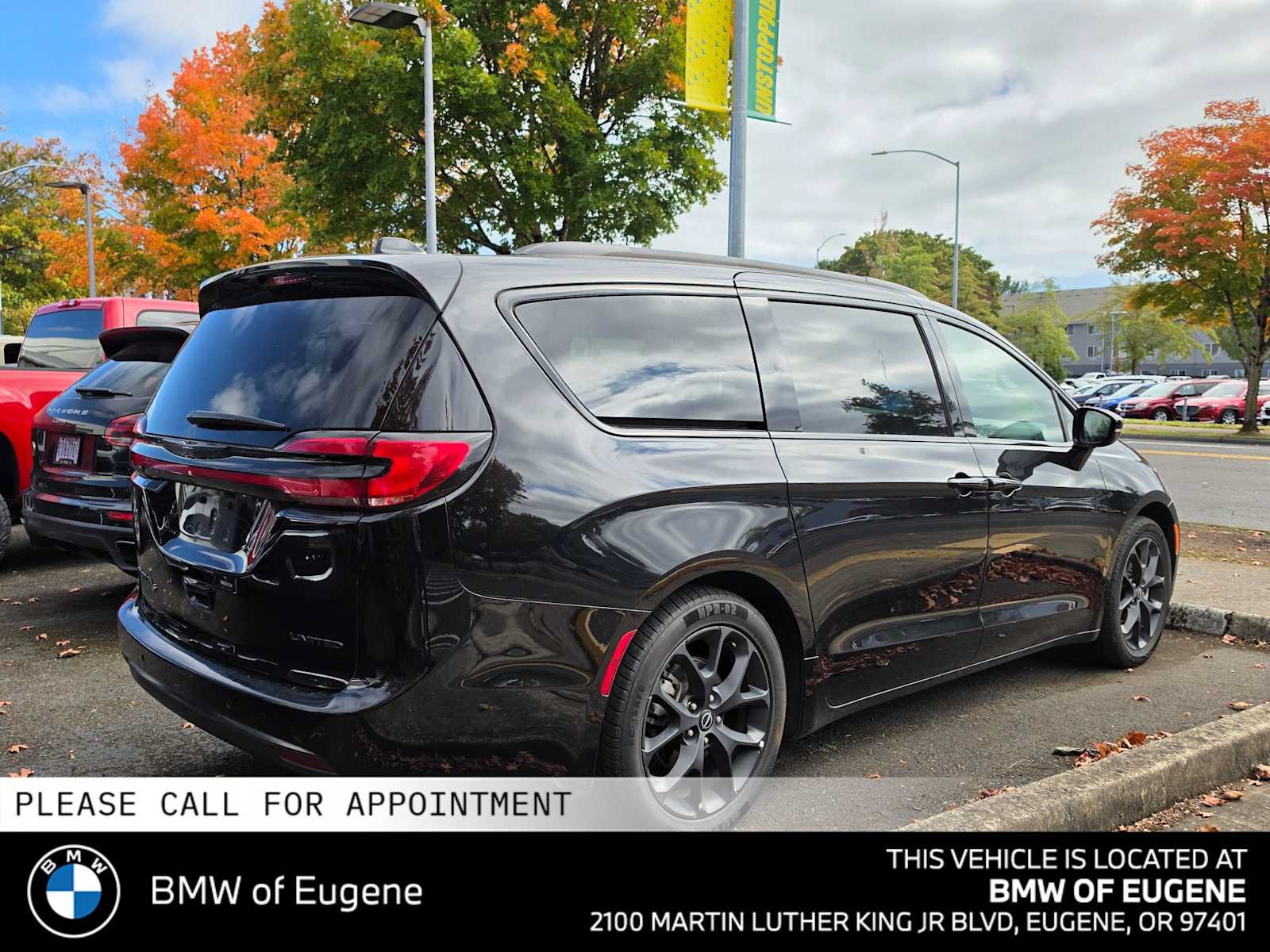 Used 2025 Chrysler Pacifica Limited FWD image 3