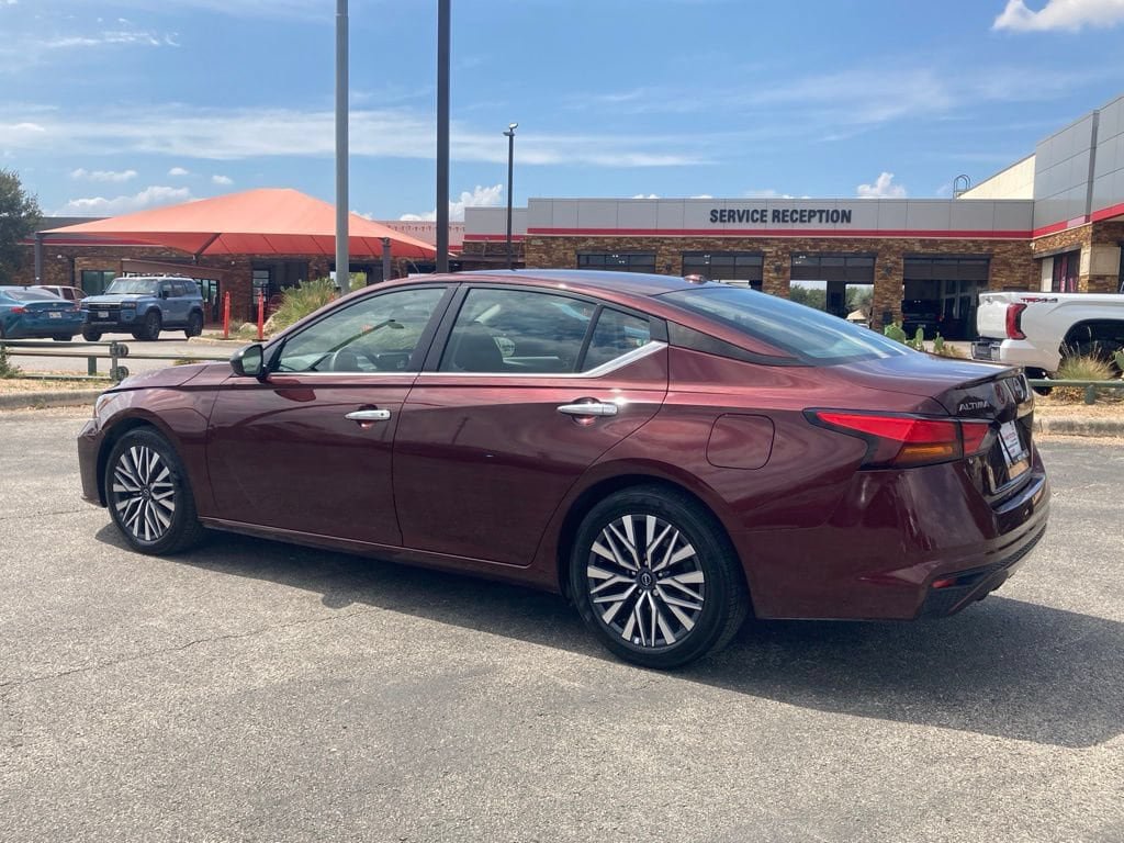 Used 2025 Nissan Altima 2.5 SV FWD image 7