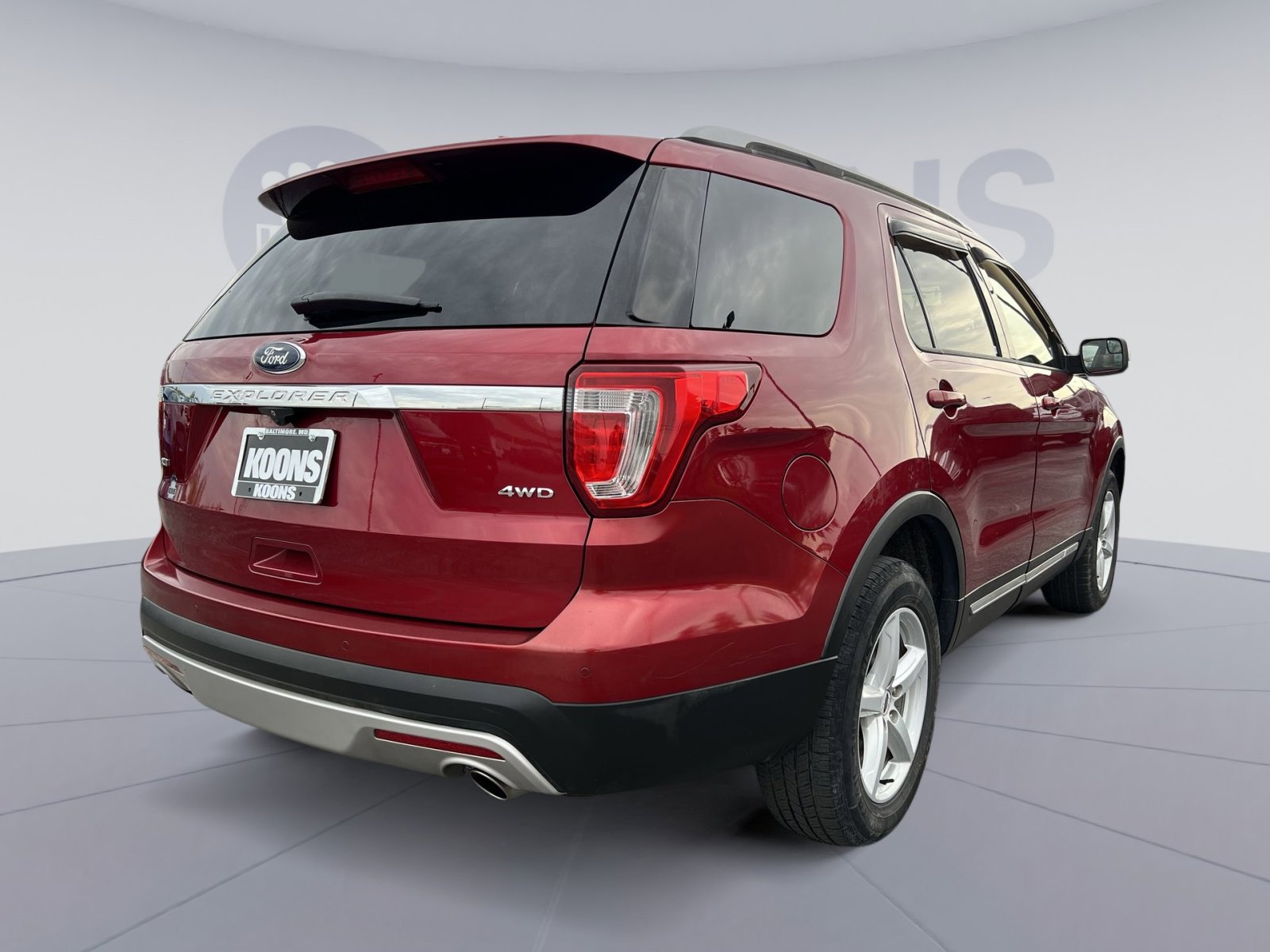 Used 2017 Ford Explorer XLT w/ Equipment Group 202A AWD/4WD image 16