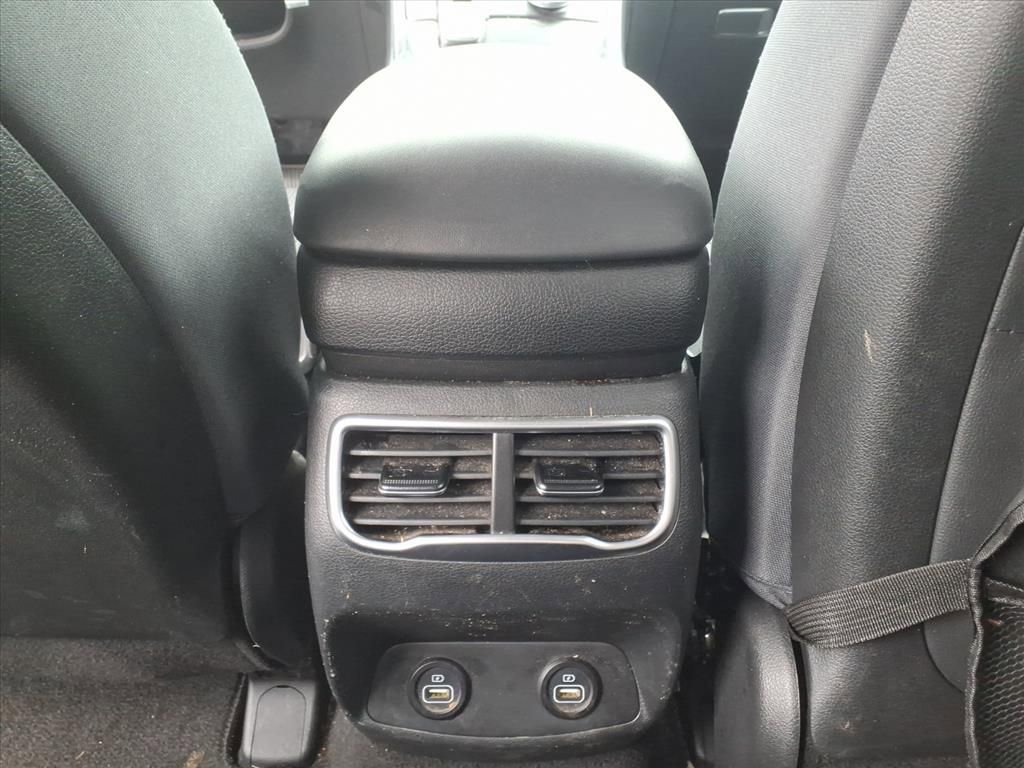 Used 2021 Hyundai Santa Fe SE image 4