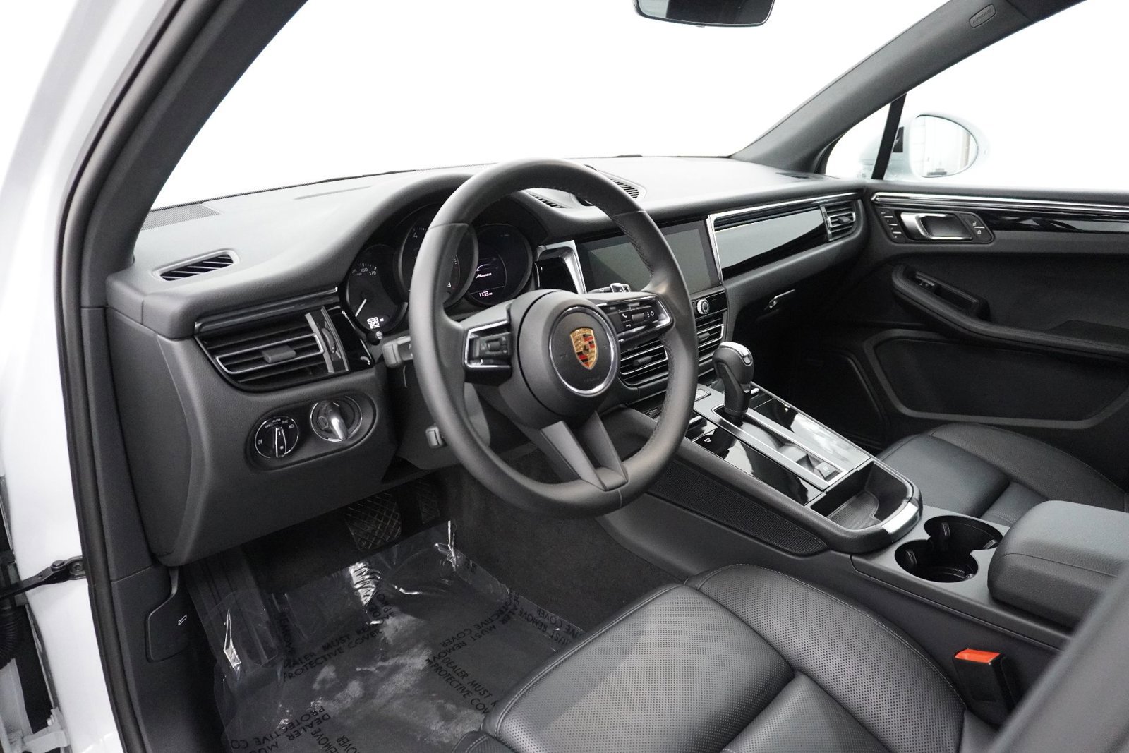 Certified 2025 Porsche Macan image 4