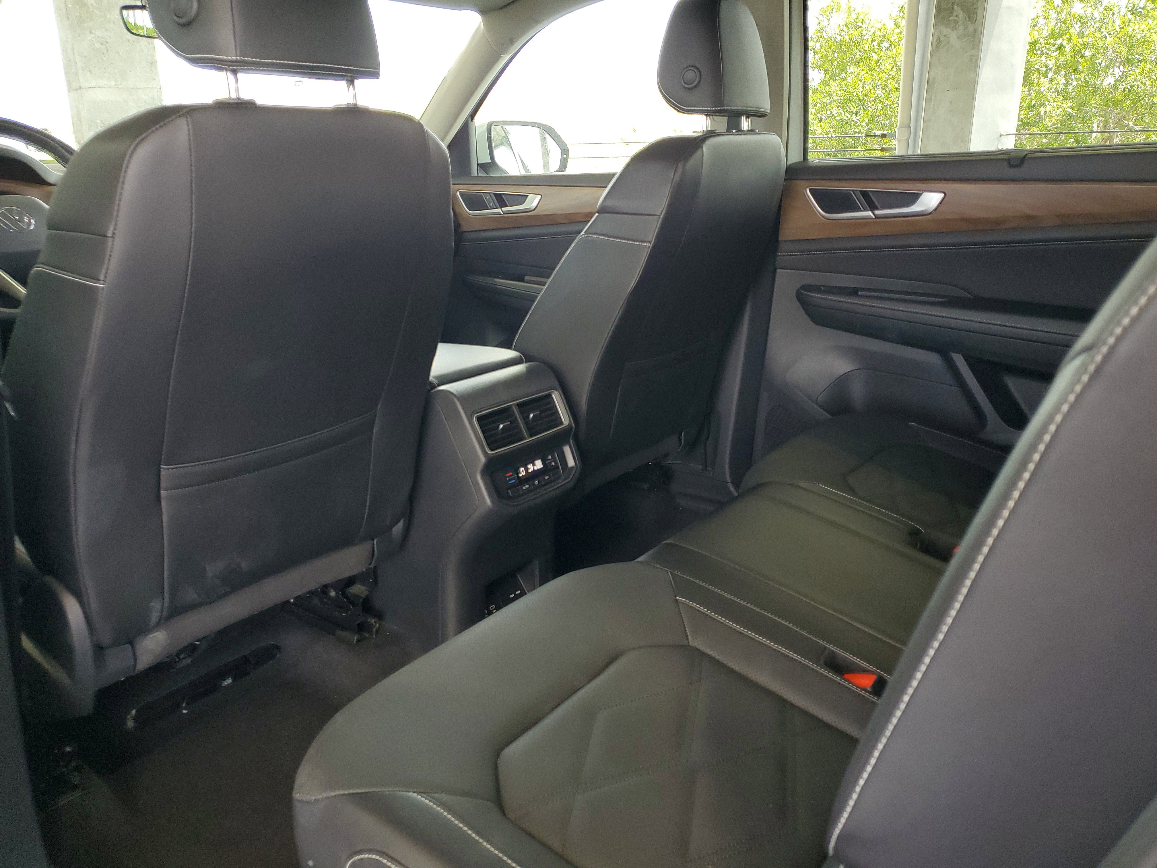 Used 2025 Volkswagen Atlas SE FWD image 13