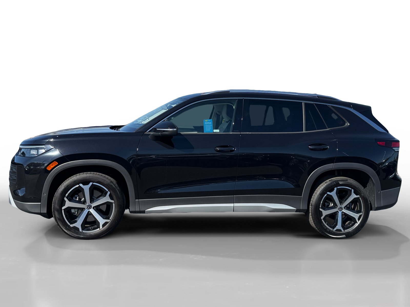 Certified 2025 Volkswagen Tiguan SE AWD/4WD image 2