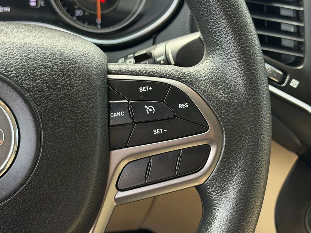 Used 2019 Jeep Cherokee Latitude w/ Popular Appearance Group image 17