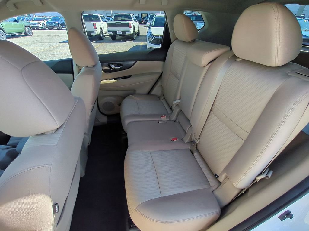 Used 2017 Nissan Rogue SV w/ SV Premium Package image 14