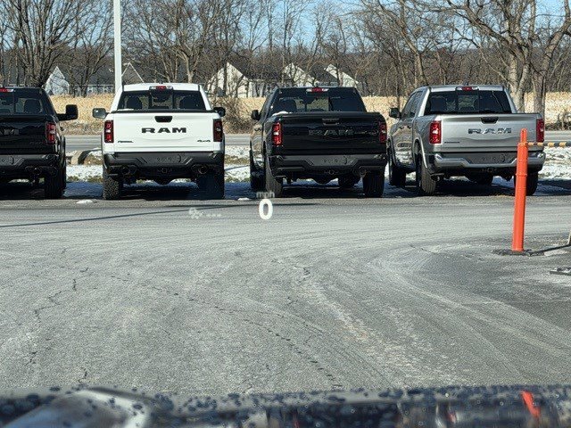 Used 2025 Volkswagen Tiguan SE R-Line image 16