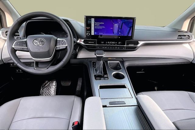 Used 2025 Toyota Sienna XLE image 7