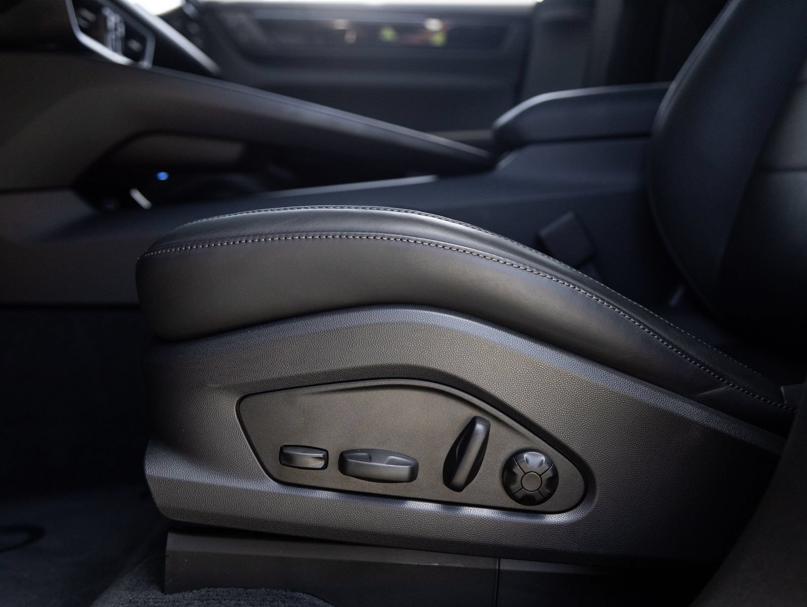 Certified 2025 Porsche Macan 4 Electric AWD/4WD image 23