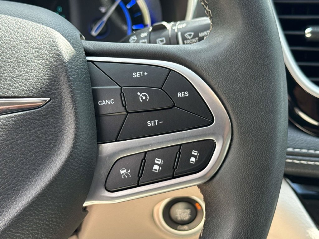 Used 2024 Chrysler Pacifica Limited FWD image 24