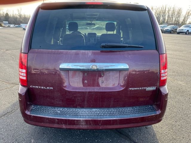 Used 2009 Chrysler Town & Country Touring image 4