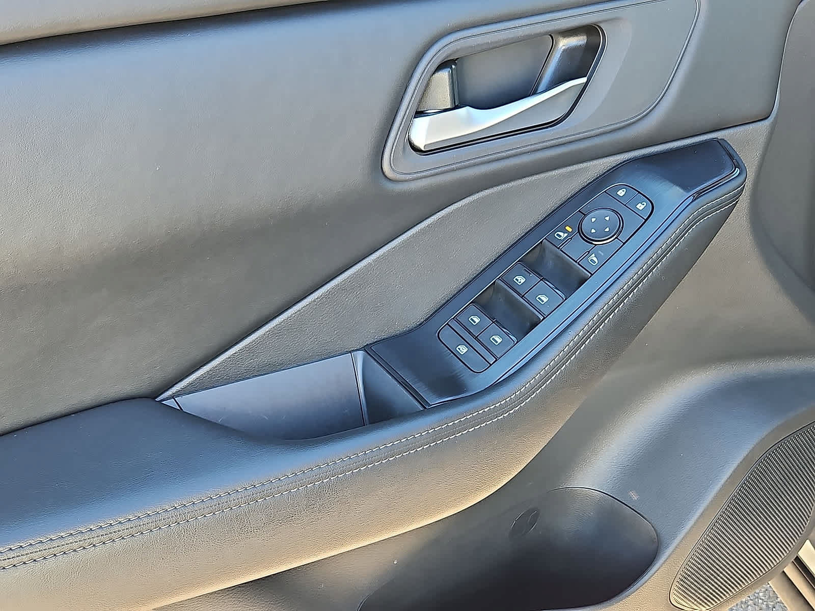 Used 2025 Nissan Rogue SV AWD/4WD image 28