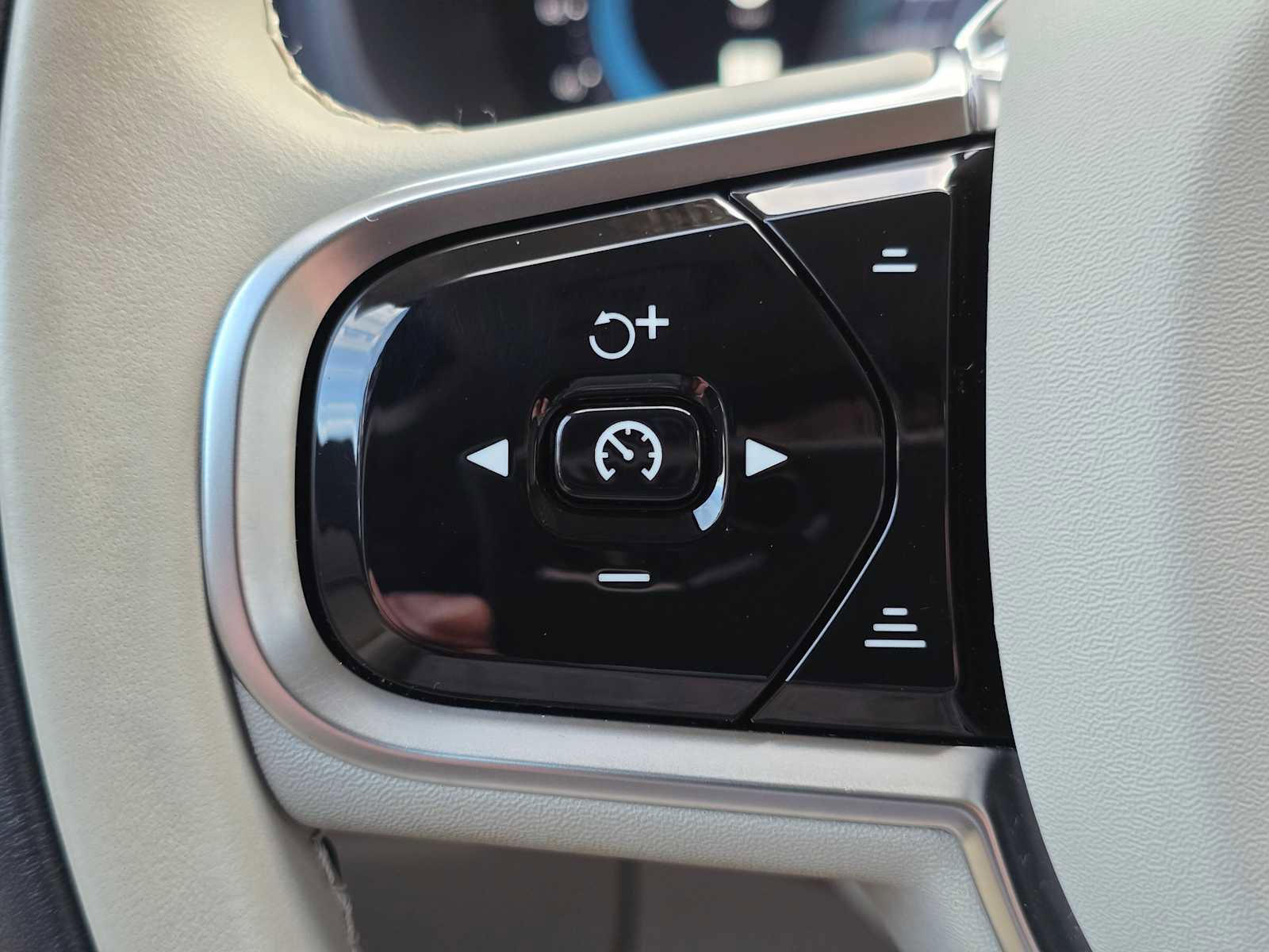 Used 2024 Volvo XC90 B6 Ultimate w/ Protection Package Premier image 34