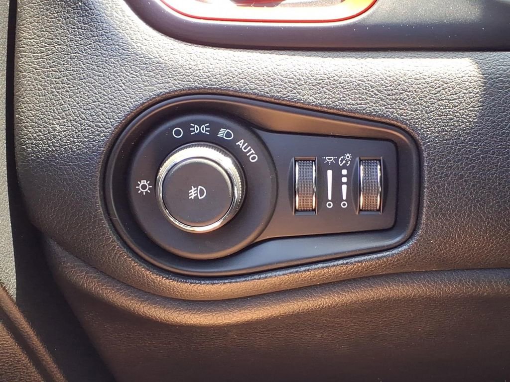 Used 2018 Jeep Renegade Trailhawk w/ Cold Weather Group II AWD/4WD image 32