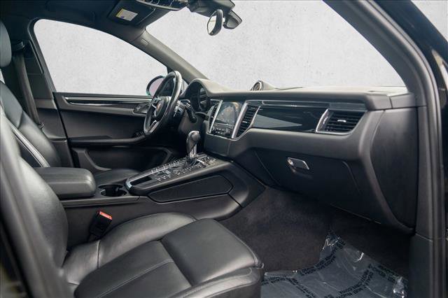 Certified 2018 Porsche Macan AWD/4WD image 25